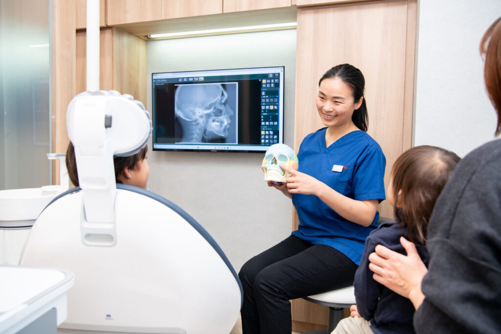 調布歯科・かおいく矯正歯科の治療説明風景